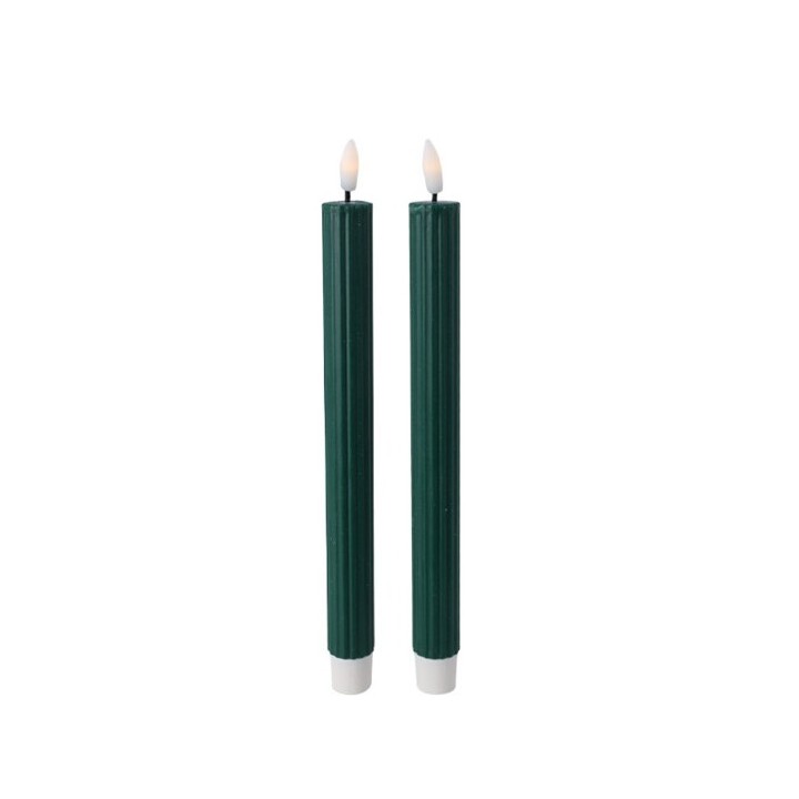 Twee hoge, smalle groene kaarsen met een vlammetje bovenop en een witte onderkant.