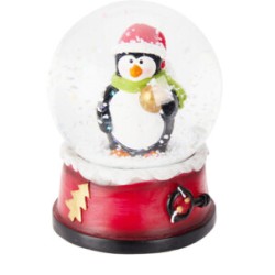 Een sneeuwbol met een schattige pinguïn in een kersthoed op een rode basis.