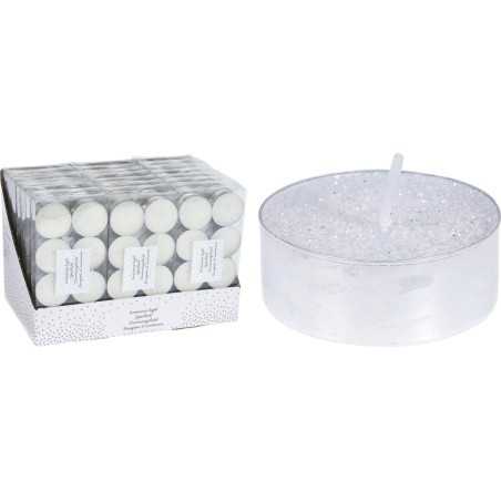 Zeshoekige witte theelichten in een glanzende doos naast een grote, transparante kaars met glitters. Zeshoekige witte theelichten in een glanzende doos naast een grote, transparante kaars met glitters.