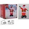 Opblaasbare kerstman in rood met wit, vrolijk en kleurrijk, staand op een sneeuwachtige achtergrond.
