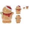 Drie schattige gemberbroodfiguren met kerstaccessoires in warme, aardse tinten. Drie schattige gemberbroodfiguren met kerstaccessoires in warme, aardse tinten.