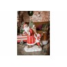 Kerstman in rood met een kind, omringd door dennenbomen en sfeervolle decoraties. Kerstman in rood met een kind, omringd door dennenbomen en sfeervolle decoraties.