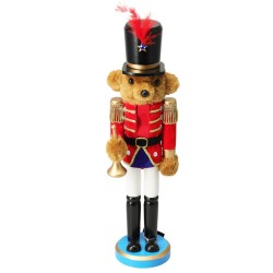 Een schattige teddybeer als soldaat, met een felrode uniform en een hoed met een veer.