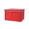 Coffre de rangement rouge en tissu, avec un couvercle et des bords contrastants.