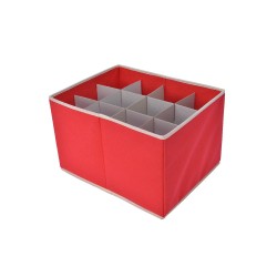 Een rode opbergdoos met vakken voor organisatie van kleine voorwerpen.