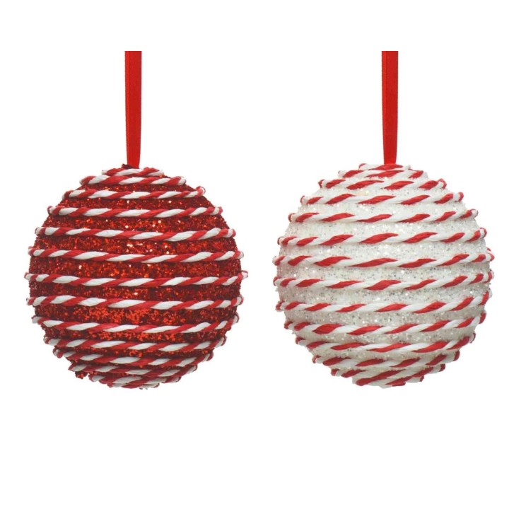 Twee versierde kerstballen, één rood met glitters en één wit met rode details, hangend aan ee...