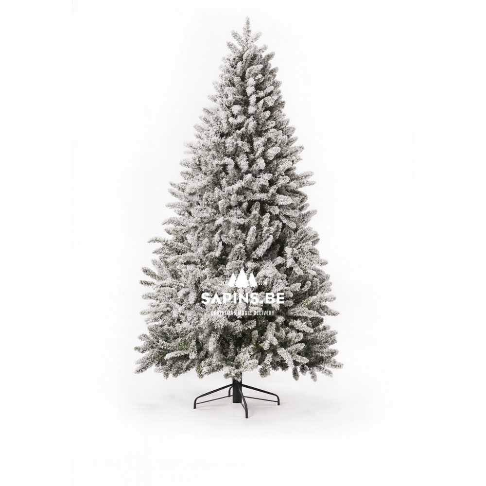 Sapin artificiel enneigé, élégant, en forme conique, sur support noir.