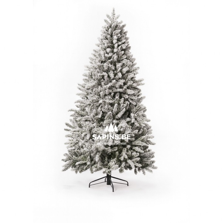 Sneeuwbedekte kunstkerstboom op een zwarte standaard, met volle, groene takken.