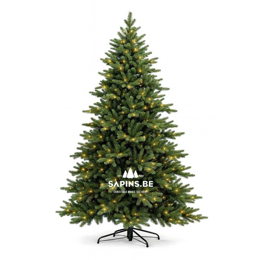 Groene kunstkerstboom met takken, verlicht met warme, gele lampjes en een metalen standaard.