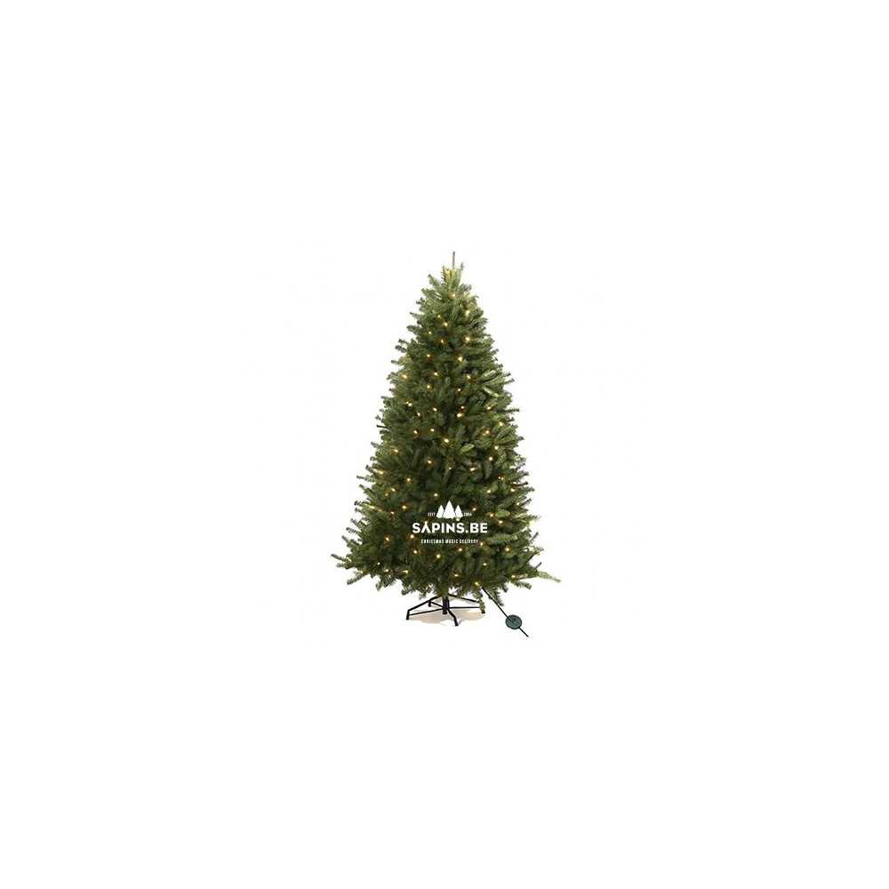Groene kunstkerstboom met warme verlichting, op een stevige standaard, sfeervol en feestelijk.