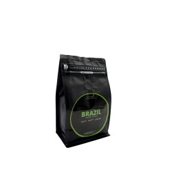 Zwarte koffieverpakking met groene cirkel en tekst "BRAZIL", eenvoudig en modern ontwerp.