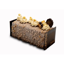 Een lange, luxe taart met een chocoladeglazuur, noten en roomtoefjes erop.