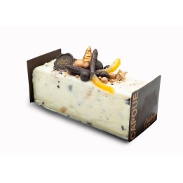 Romige ijstaart met chocolade, noten en decoraties van fruit en chocoladefiguren.