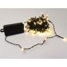 Guirlande lumineuse avec ampoules jaunes, fil noir et transformateur, ambiance chaleureuse.
