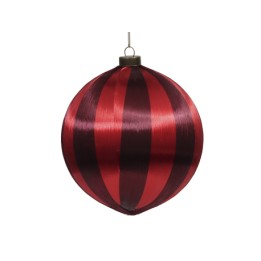 Glinsterende ronde kerstbal in dieprood met verticale zwarte strepen.