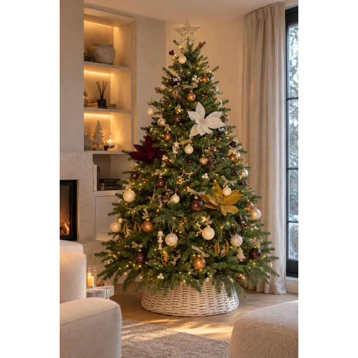Een feestelijke kerstboom met gouden en bruine ballen, een strik en een ster, in een gezellige ka...