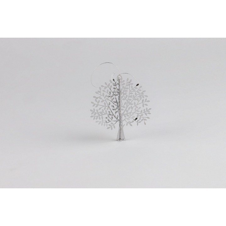 Een filigraan boom van wit met gedetailleerde bladeren, elegant en minimalistisch vormgegeven.
