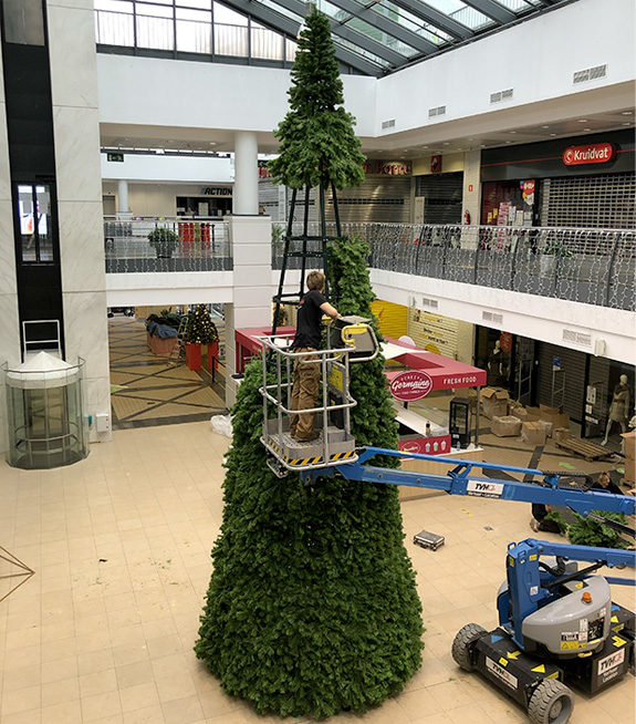 Installatie van een buitenkerstboom voor een winkelcentrum