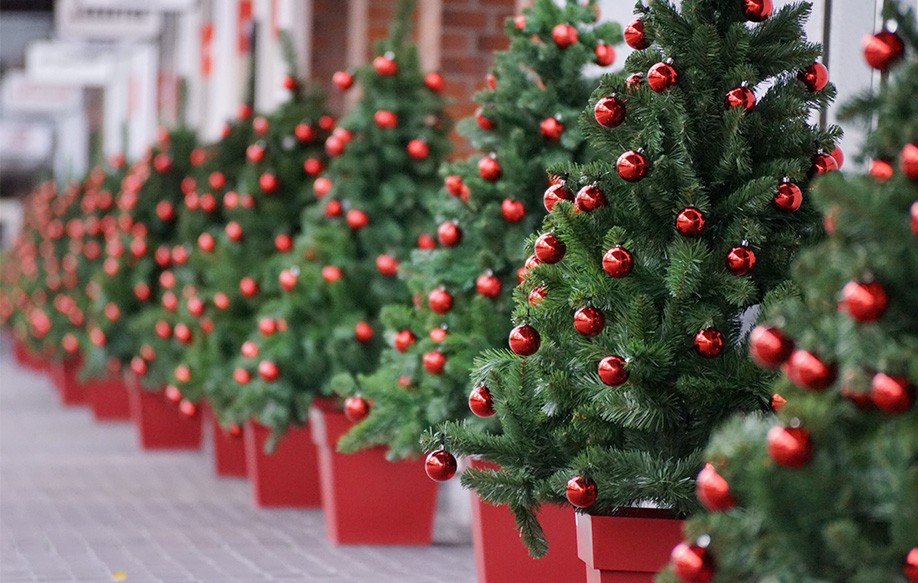 Kleine kerstboompjes met rode ballen voor bedrijven