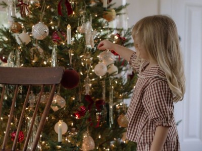 Les essentiels pour décorer parfaitement son sapin de Noël : guide complet par Sapins.be