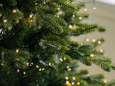 Comment mettre les guirlandes sur un sapin de Noël ? Nos conseils pour un résultat parfait